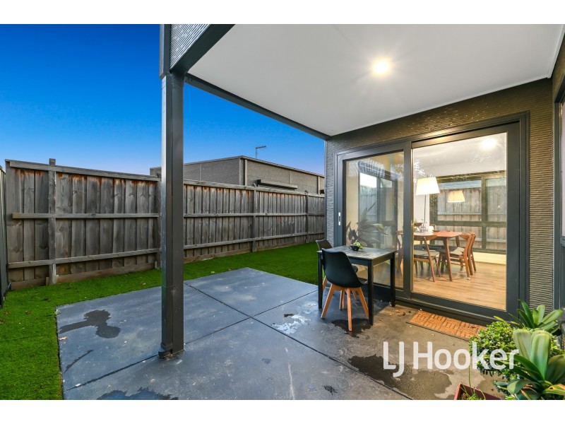 21 Freiberger Grove, Clyde North VIC 3978
