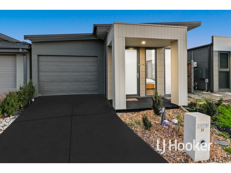 21 Freiberger Grove, Clyde North VIC 3978
