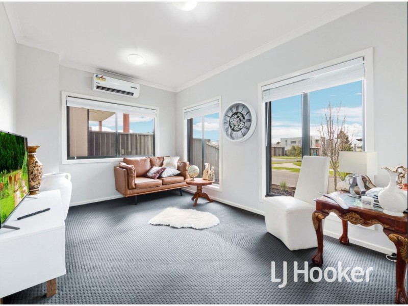 2 Easter Way, Cranbourne East VIC 3977