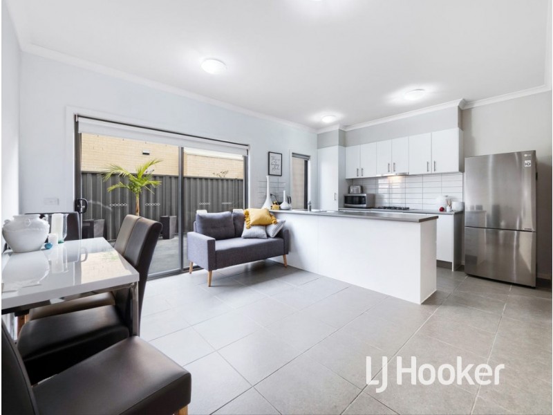 2 Easter Way, Cranbourne East VIC 3977