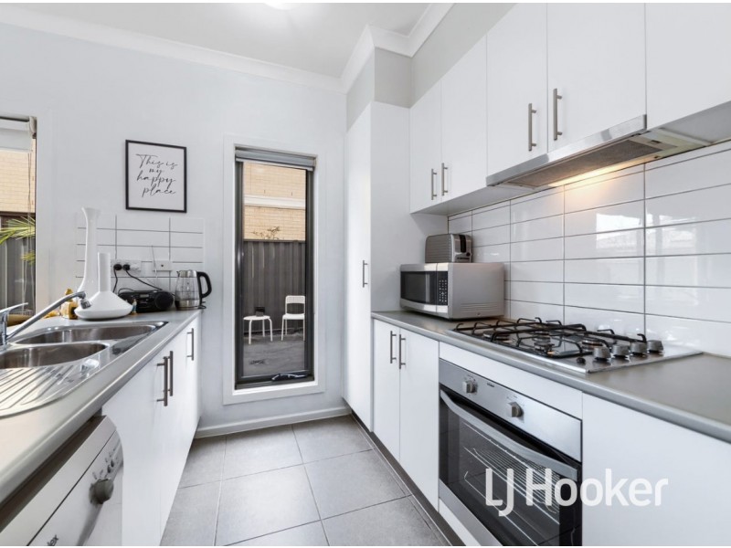 2 Easter Way, Cranbourne East VIC 3977