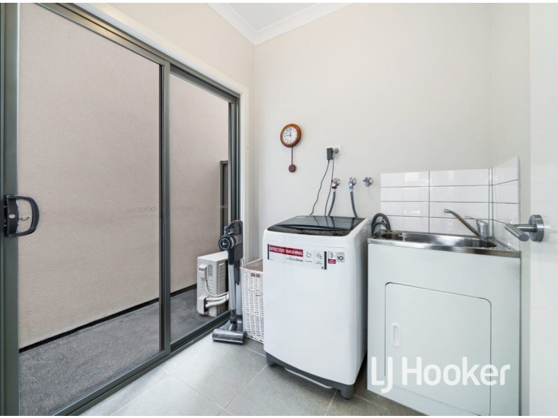 2 Easter Way, Cranbourne East VIC 3977