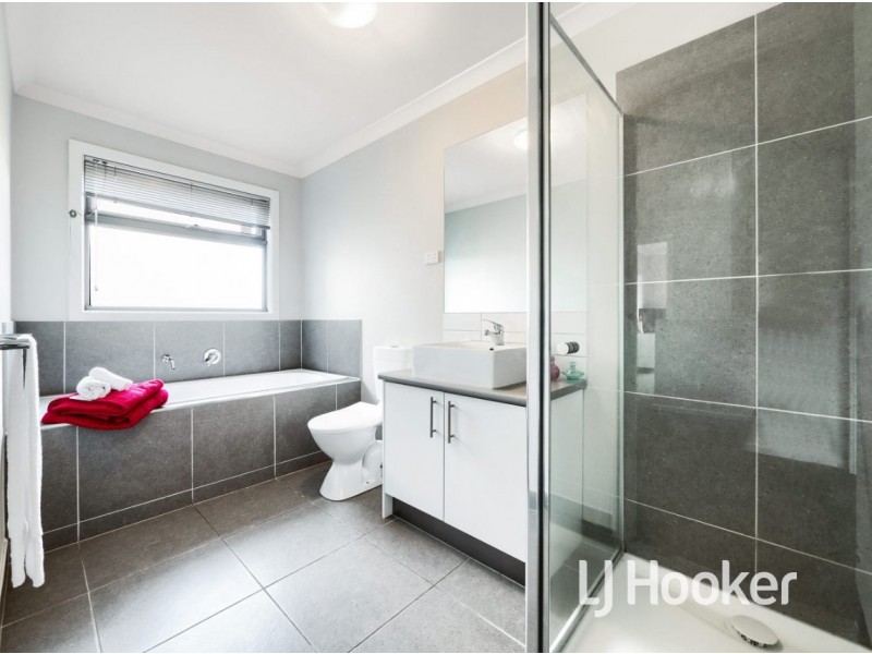 2 Easter Way, Cranbourne East VIC 3977