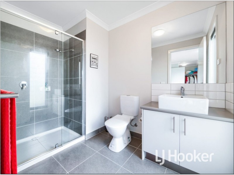 2 Easter Way, Cranbourne East VIC 3977