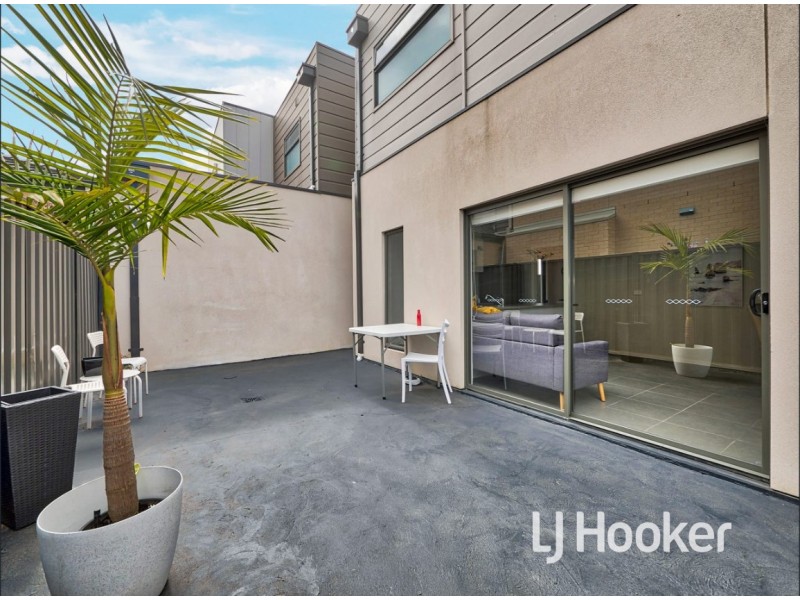 2 Easter Way, Cranbourne East VIC 3977