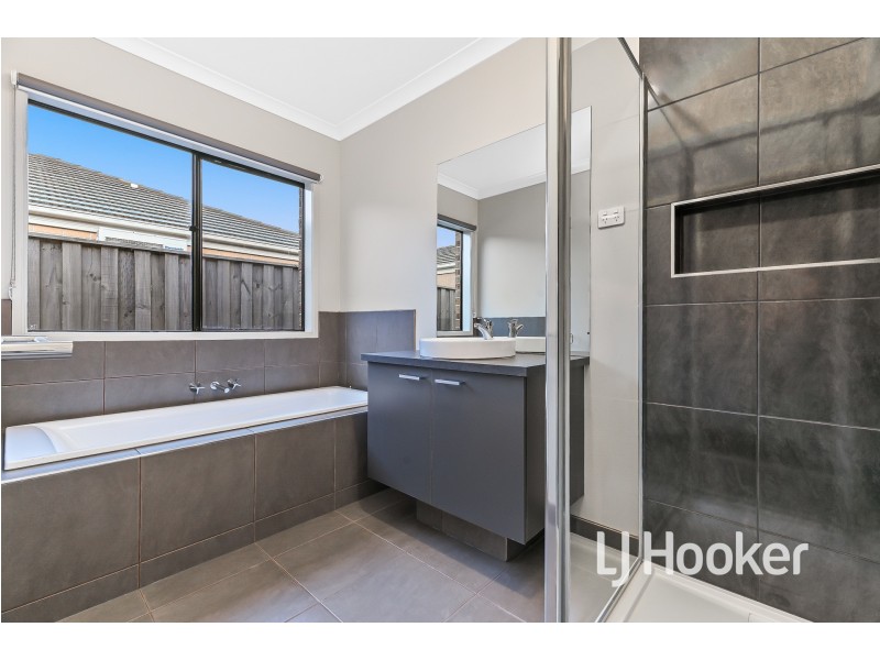 10 Shawshank Avenue, Clyde VIC 3978