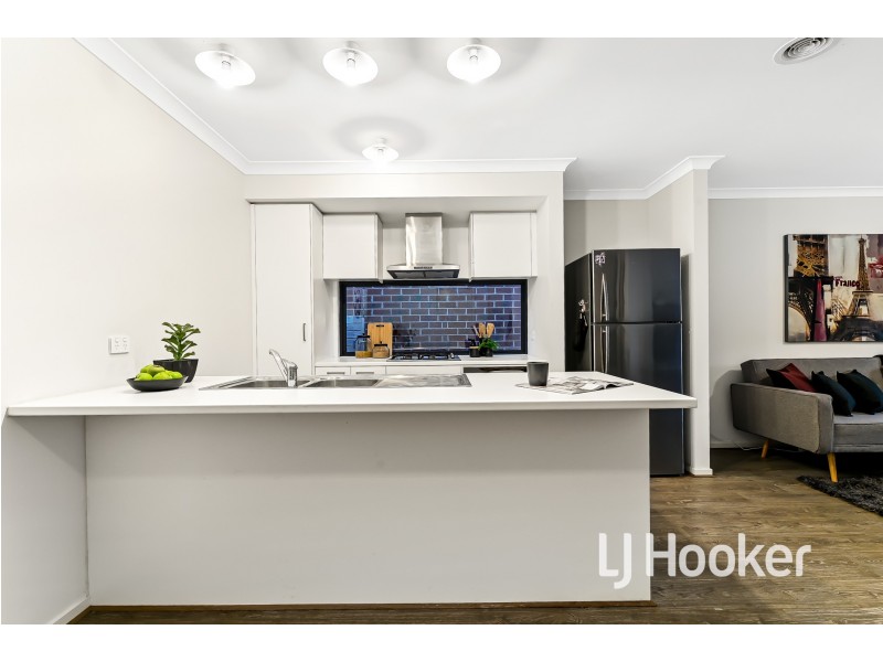 7 Catfish Street, Clyde North VIC 3978