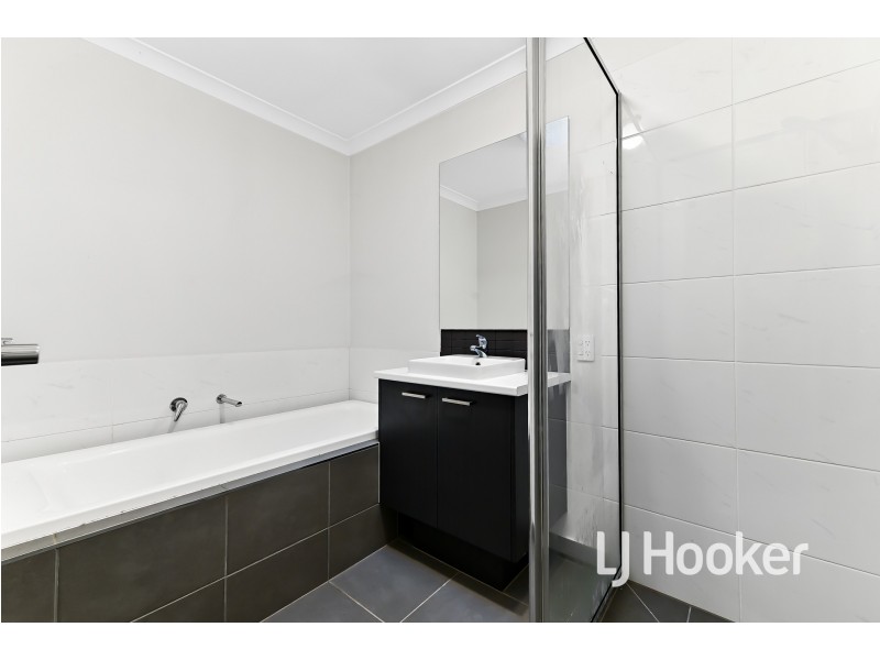 7 Catfish Street, Clyde North VIC 3978