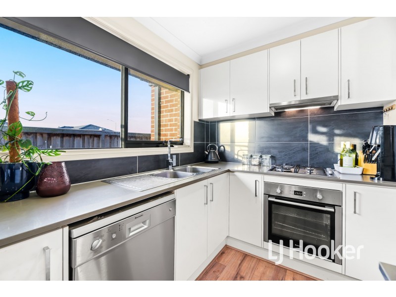 35 Moroak Crescent, Clyde North VIC 3978