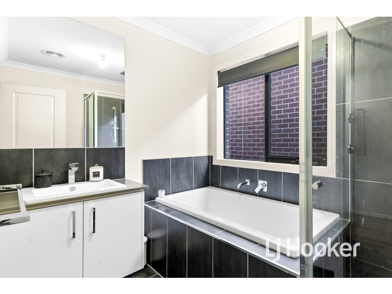 35 Moroak Crescent, Clyde North VIC 3978