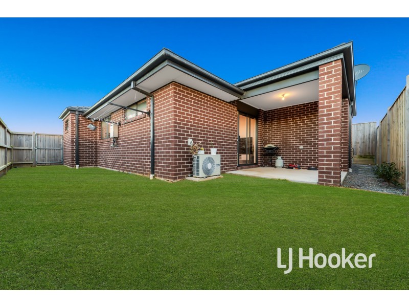 35 Moroak Crescent, Clyde North VIC 3978
