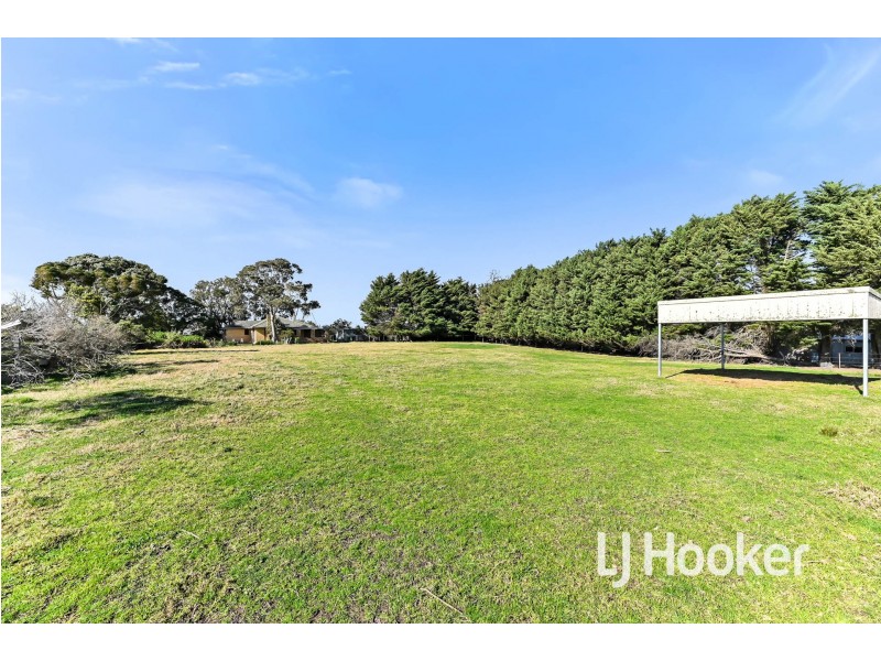 16 Meadow Road, Devon Meadows VIC 3977