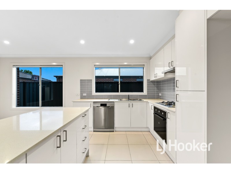 13 Freiberger Grove, Clyde North VIC 3978