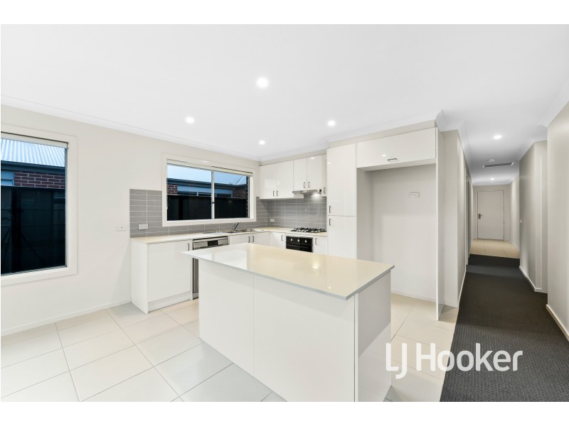 13 Freiberger Grove, Clyde North VIC 3978