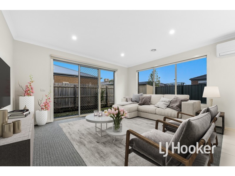 13 Freiberger Grove, Clyde North VIC 3978