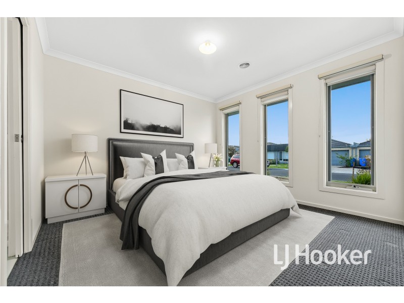 13 Freiberger Grove, Clyde North VIC 3978