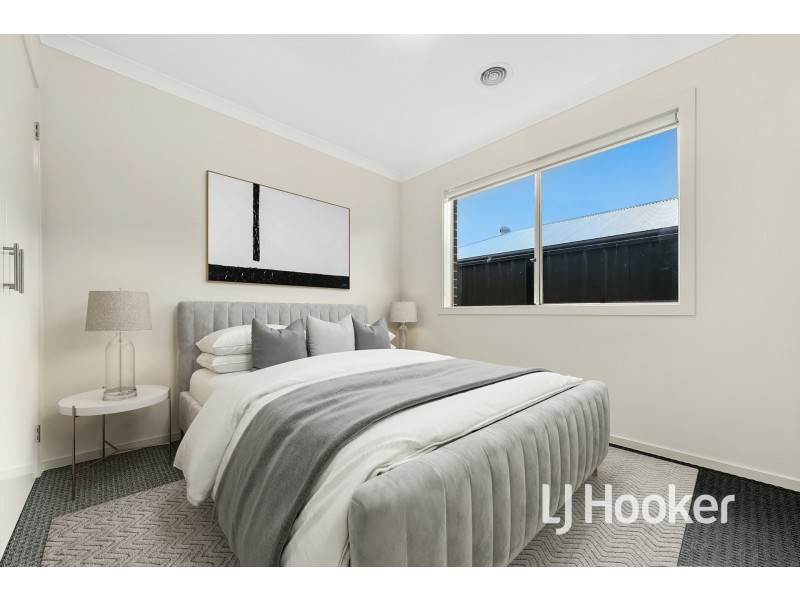 13 Freiberger Grove, Clyde North VIC 3978