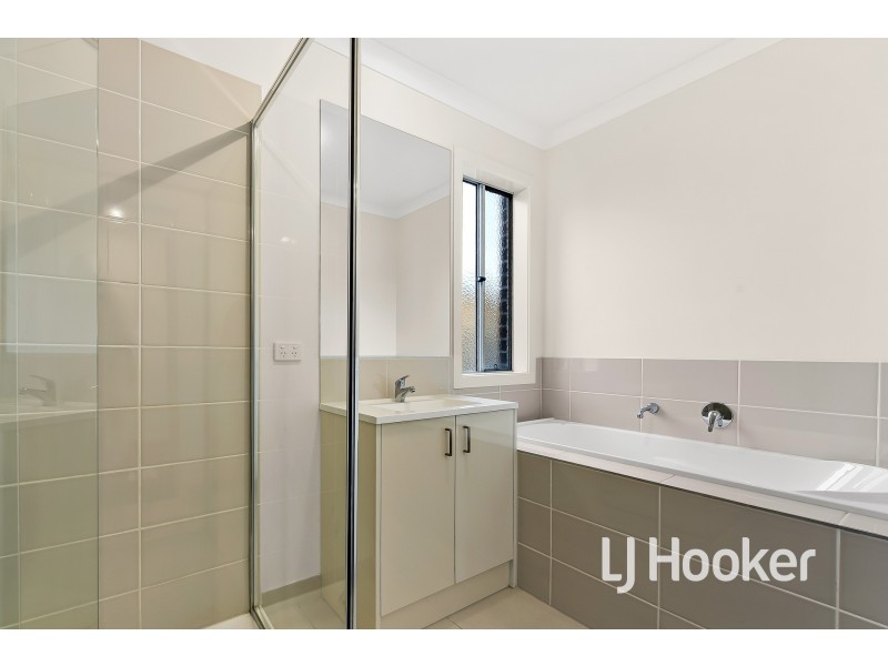 13 Freiberger Grove, Clyde North VIC 3978