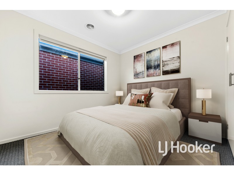 13 Freiberger Grove, Clyde North VIC 3978