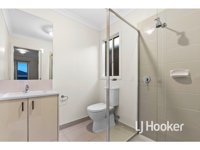 13 Freiberger Grove, Clyde North VIC 3978