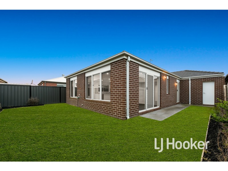 13 Freiberger Grove, Clyde North VIC 3978