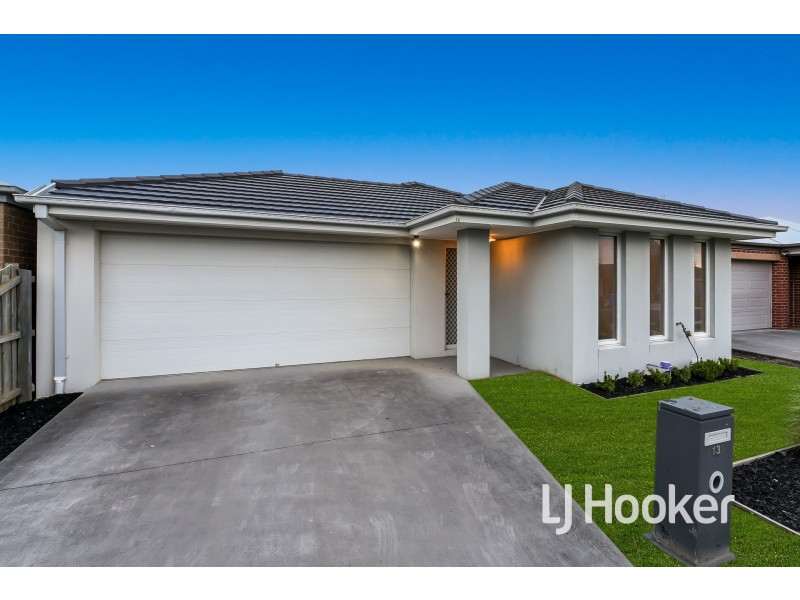 13 Freiberger Grove, Clyde North VIC 3978