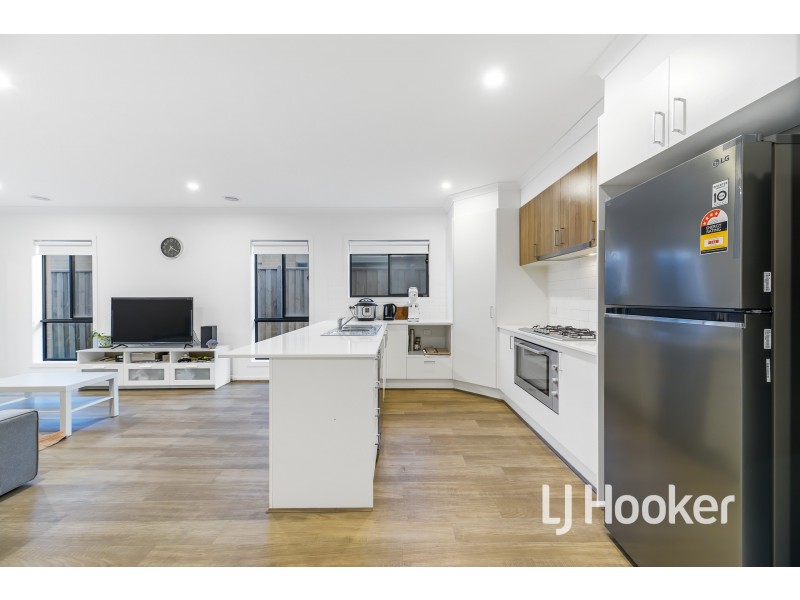 77 Pobblebonk Crescent, Clyde North VIC 3978