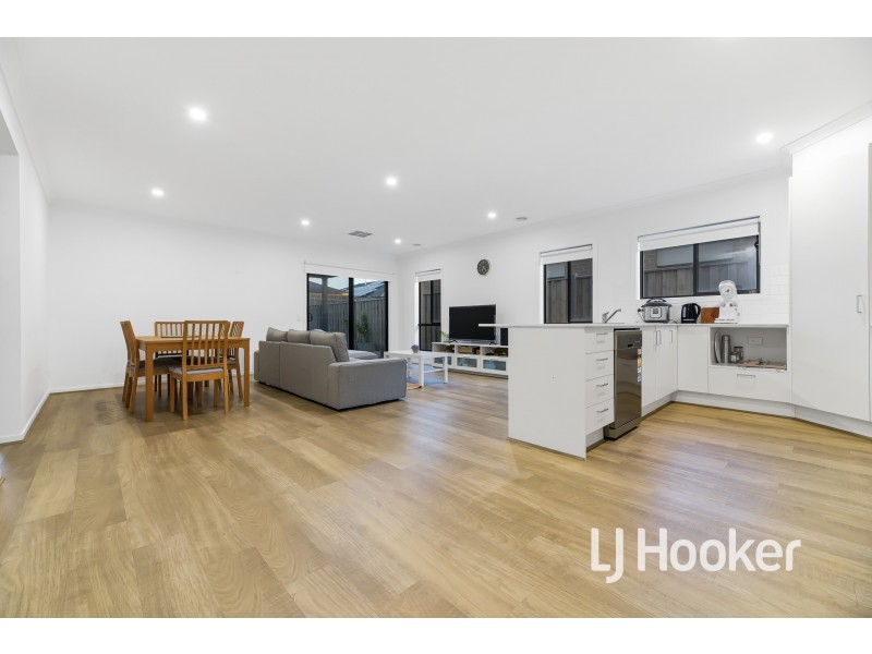 77 Pobblebonk Crescent, Clyde North VIC 3978