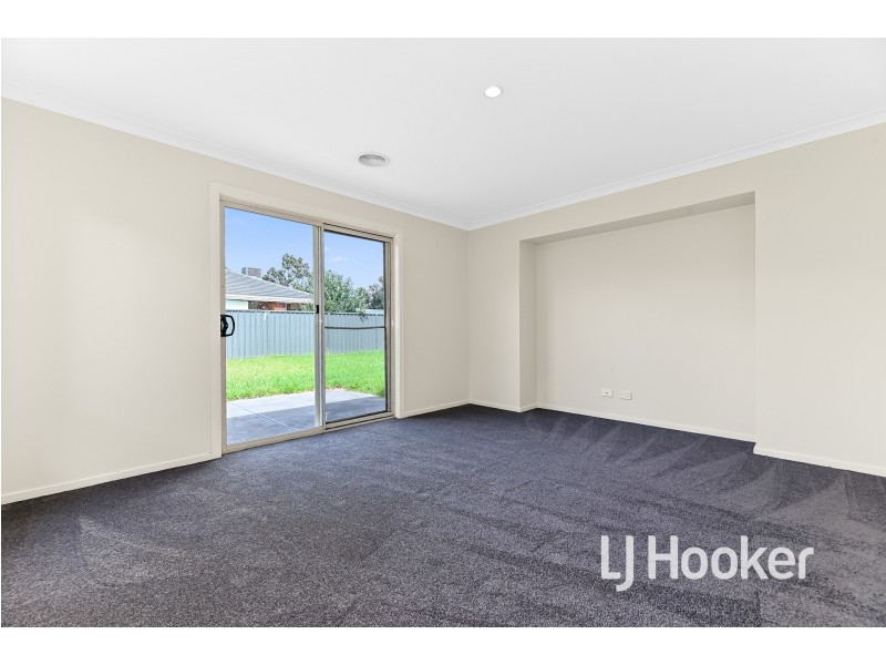 14 Boldrewood Place, Lynbrook VIC 3975