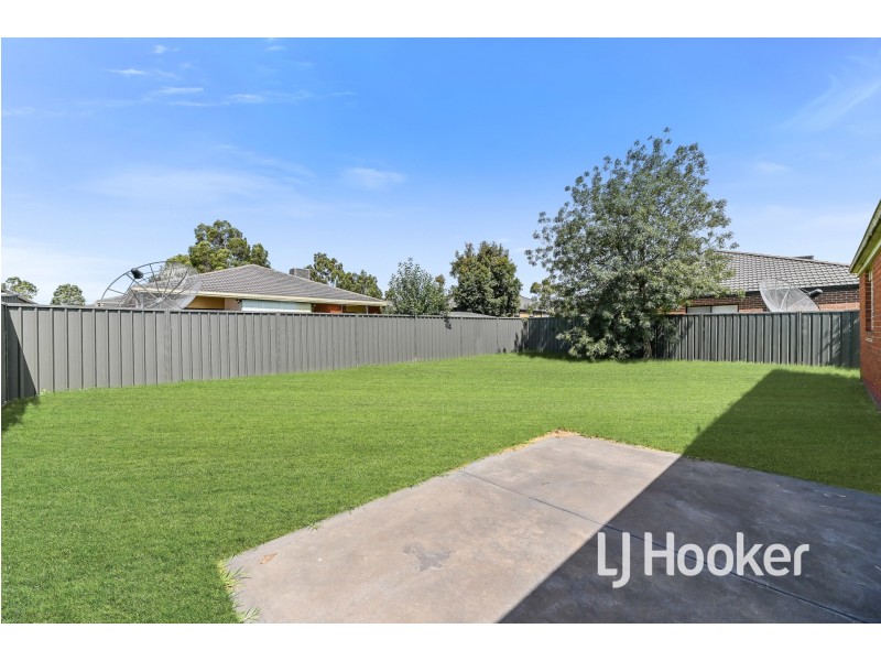 14 Boldrewood Place, Lynbrook VIC 3975