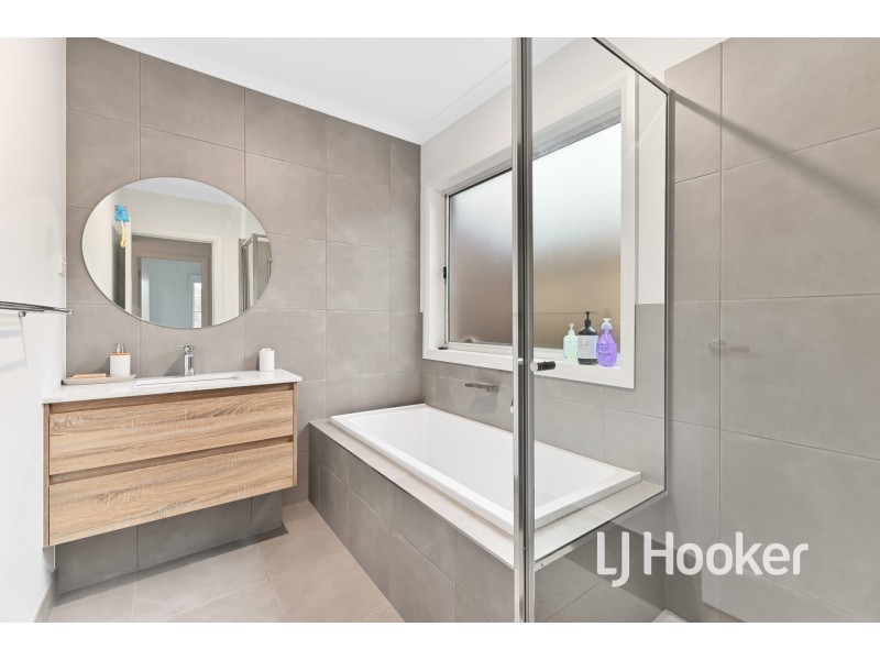 17 Metallic Way, Cranbourne South VIC 3977