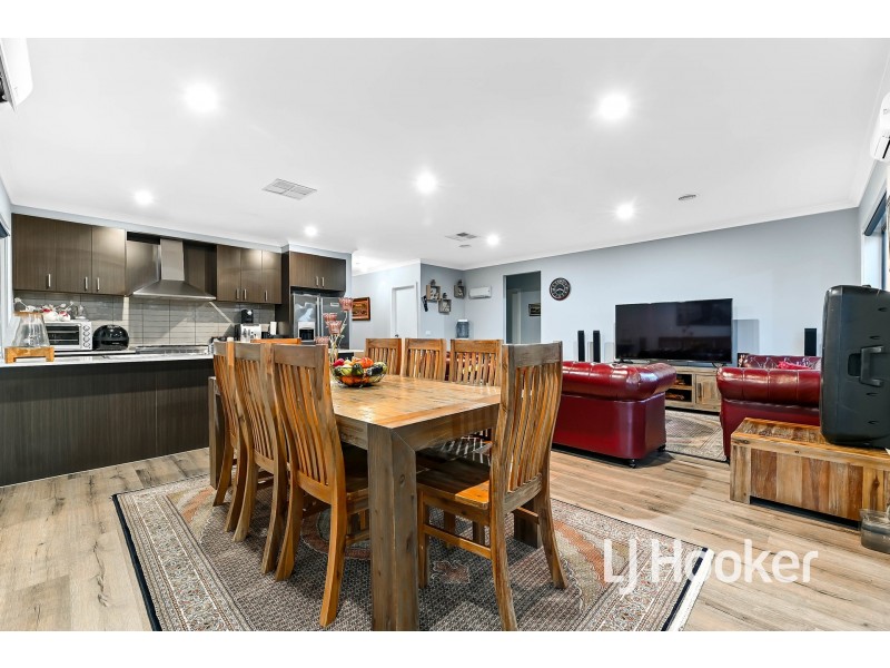 106 Elmslie Drive, Cranbourne East VIC 3977