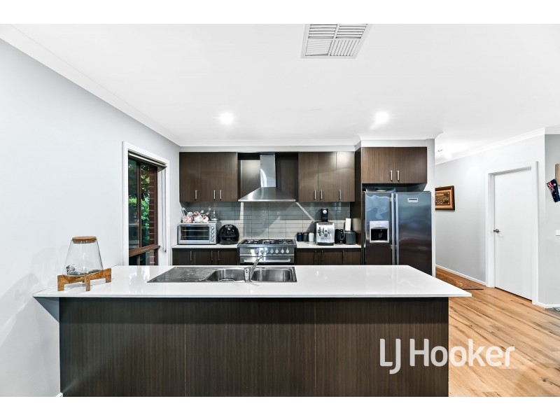 106 Elmslie Drive, Cranbourne East VIC 3977