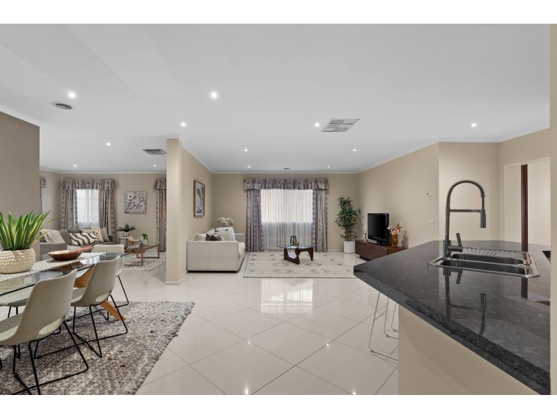 4 Eucumbene Drive, Berwick VIC 3806