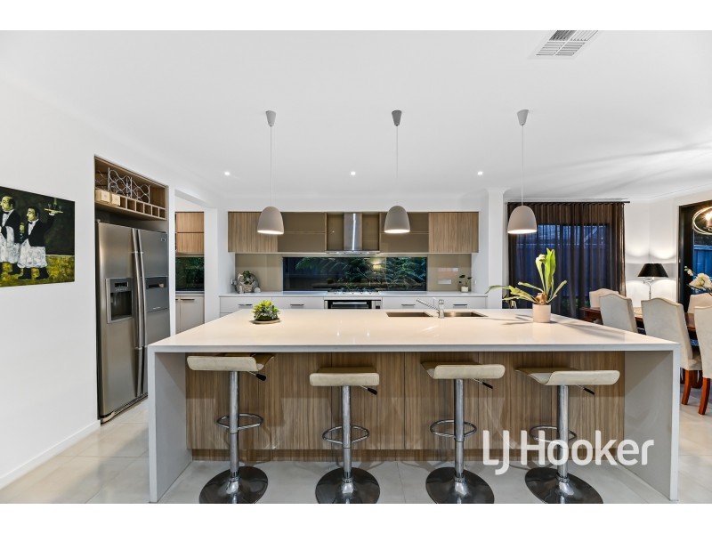 34 Tulliallan Boulevard, Cranbourne North VIC 3977