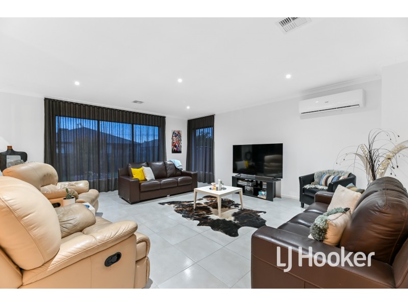 34 Tulliallan Boulevard, Cranbourne North VIC 3977