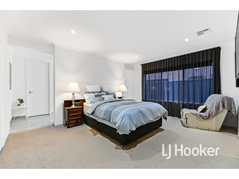 34 Tulliallan Boulevard, Cranbourne North VIC 3977