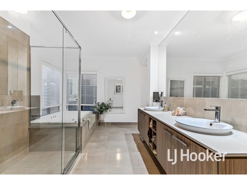 34 Tulliallan Boulevard, Cranbourne North VIC 3977