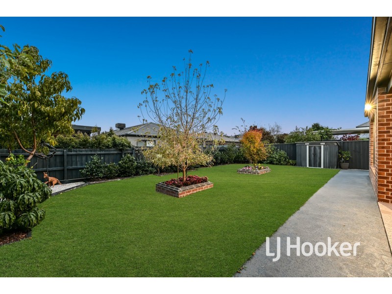 34 Tulliallan Boulevard, Cranbourne North VIC 3977