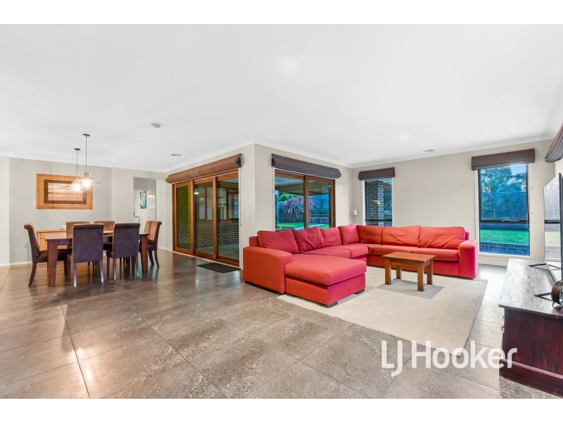 9 Duce Street, Cranbourne East VIC 3977