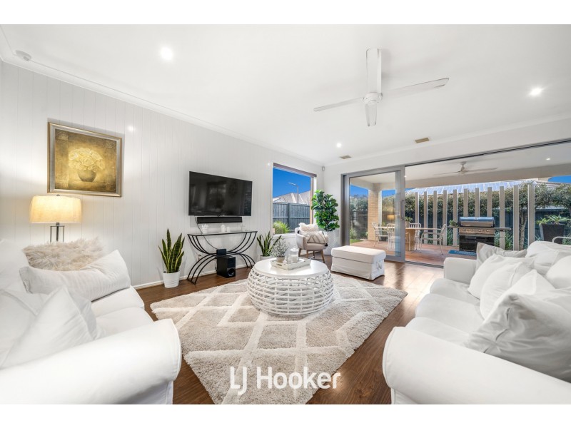 38 Flowerbloom Crescent, Clyde North VIC 3978