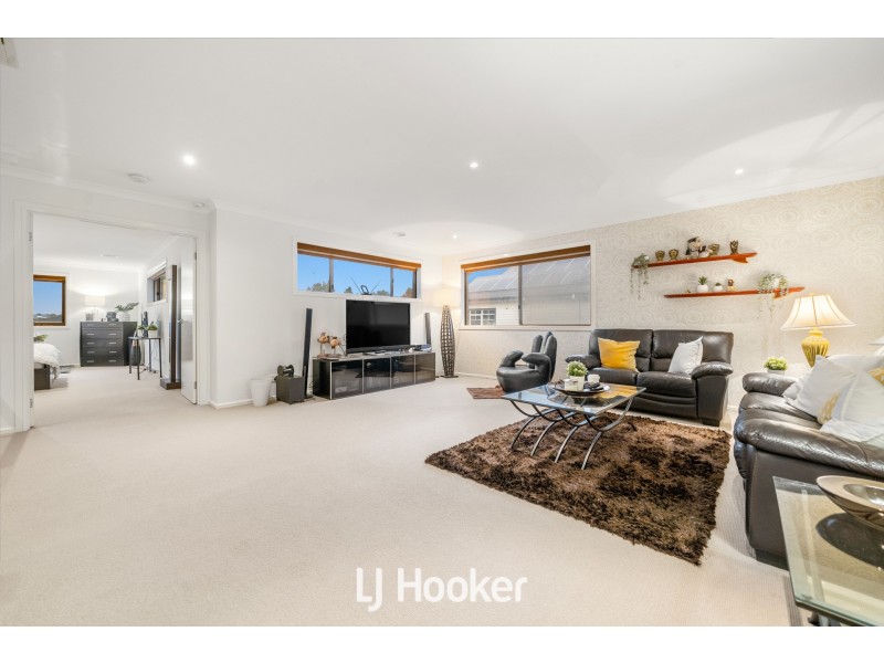 38 Flowerbloom Crescent, Clyde North VIC 3978