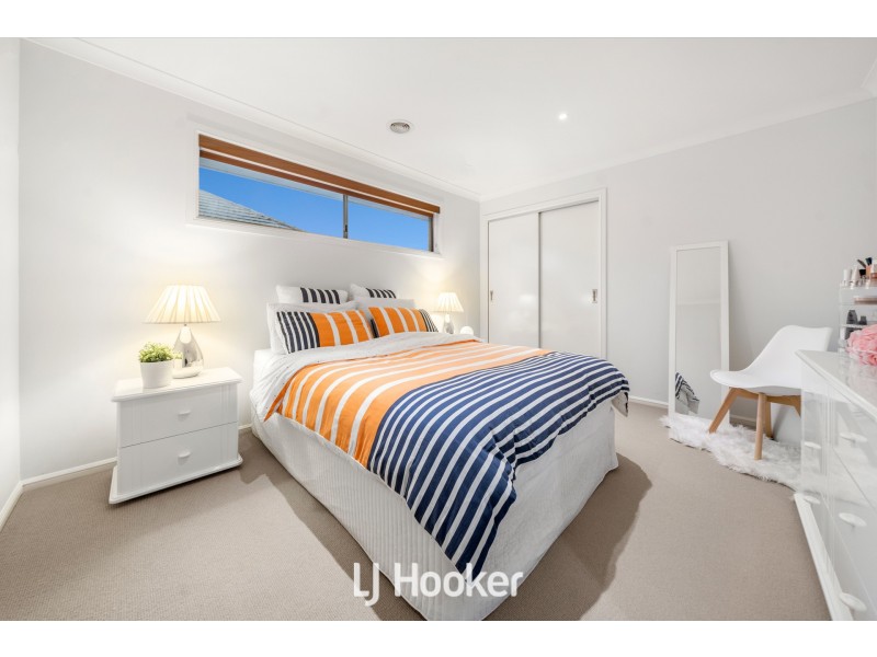 38 Flowerbloom Crescent, Clyde North VIC 3978