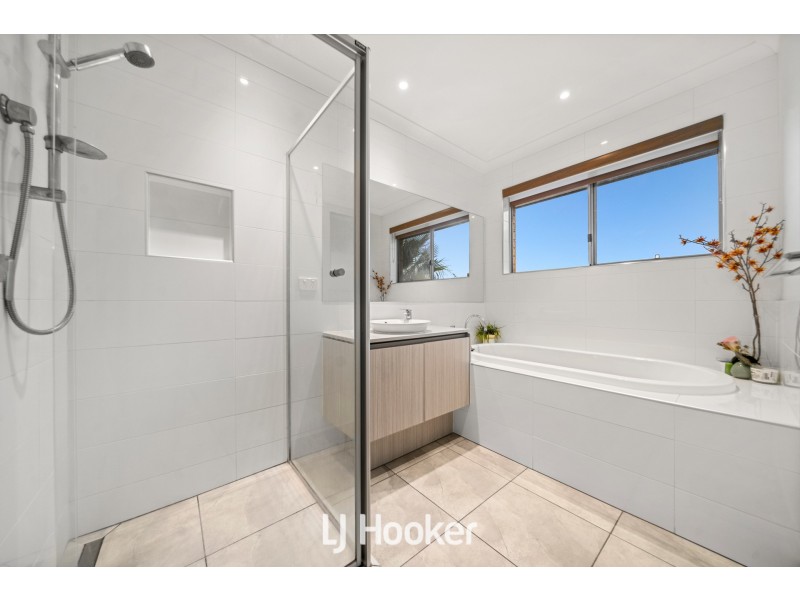 38 Flowerbloom Crescent, Clyde North VIC 3978