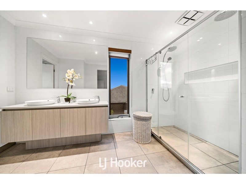 38 Flowerbloom Crescent, Clyde North VIC 3978