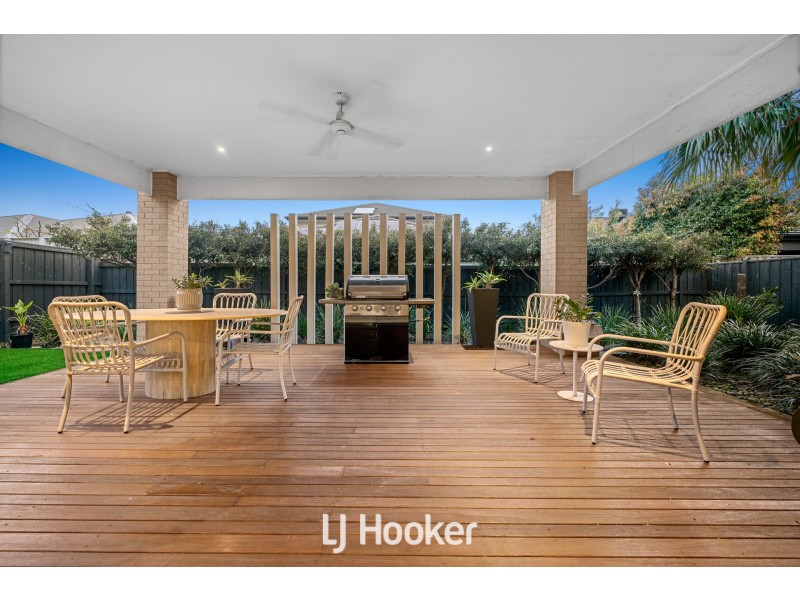 38 Flowerbloom Crescent, Clyde North VIC 3978
