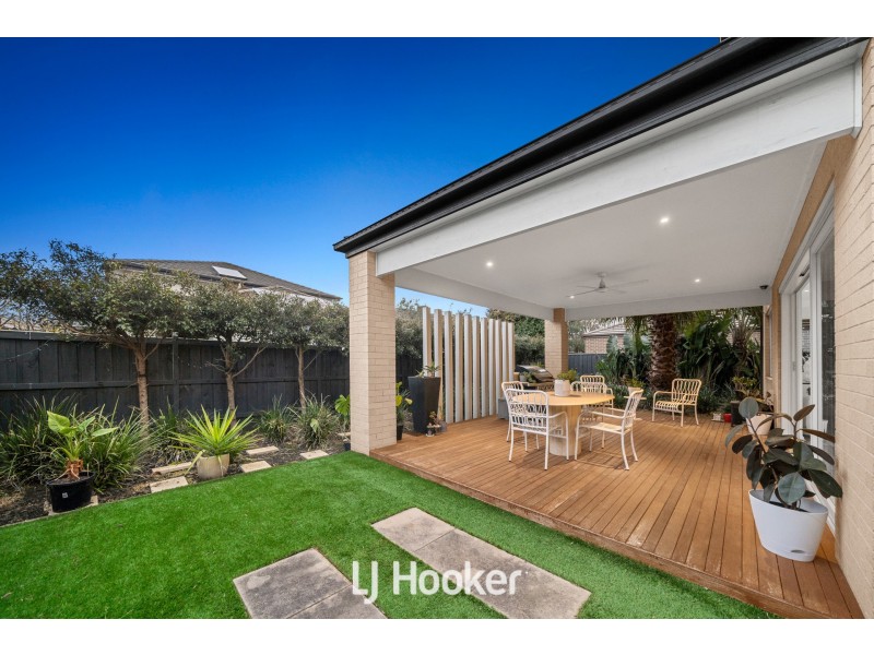 38 Flowerbloom Crescent, Clyde North VIC 3978
