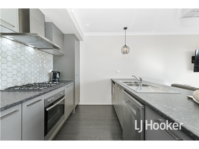 22 Forton Crescent, Cranbourne West VIC 3977