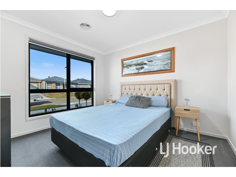 22 Forton Crescent, Cranbourne West VIC 3977