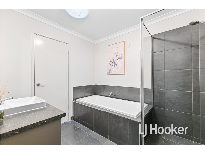 22 Forton Crescent, Cranbourne West VIC 3977